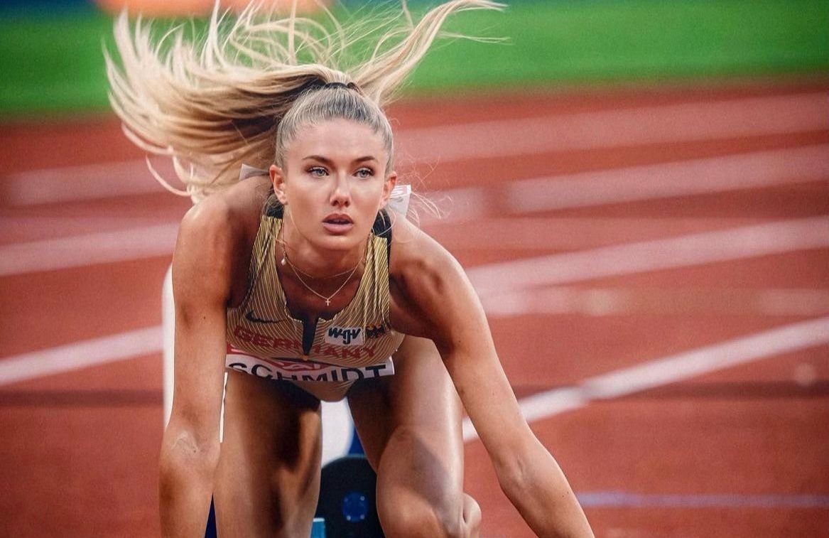 Alicia Schmidt sur les starting-blocks, maillot Allemagne