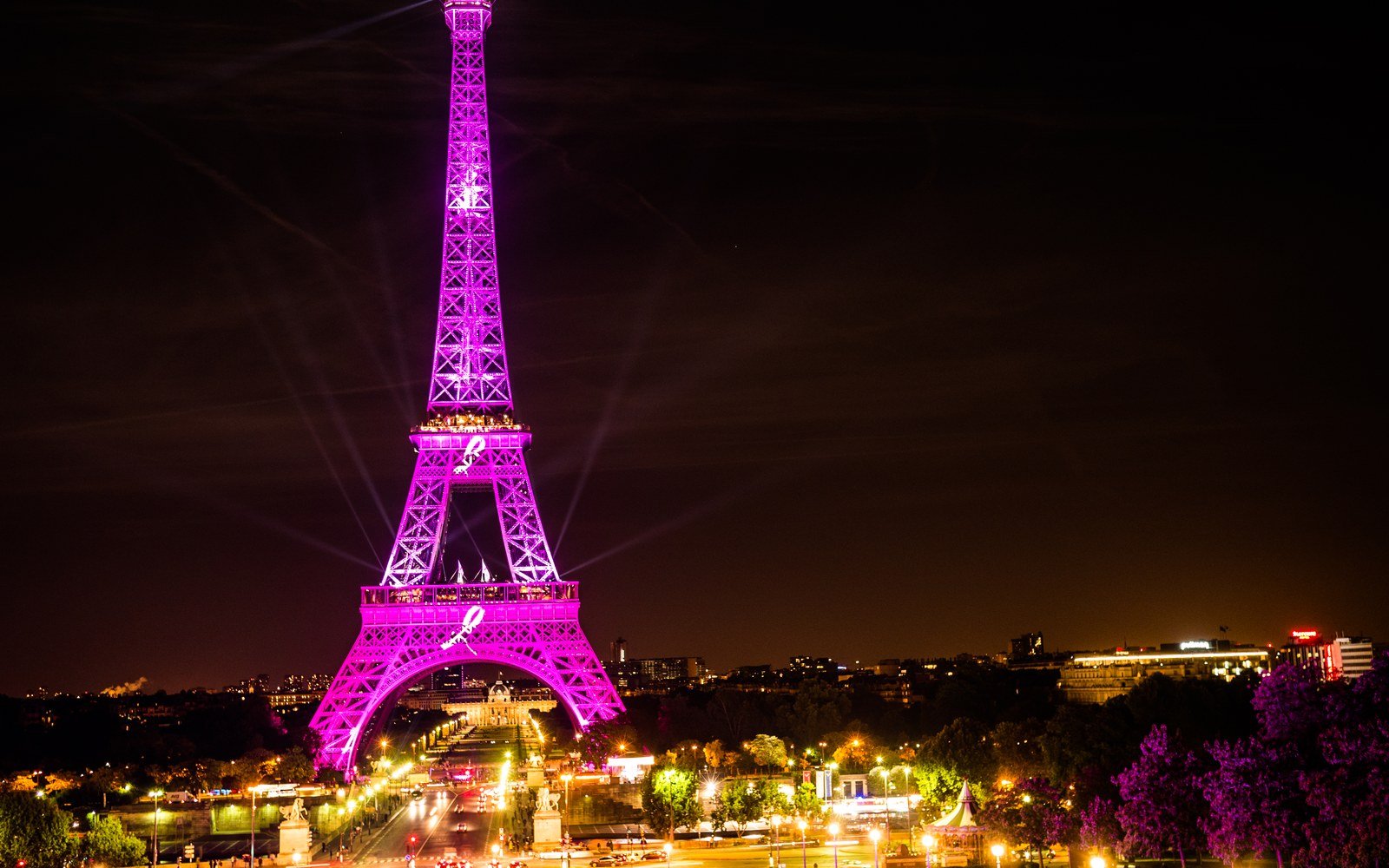 La tour Eiffel illuminée en rose pour Octobre rose